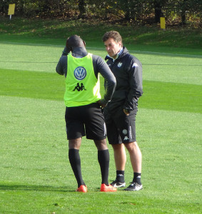 Welche Botschaft überbringt der Trainer Junior Malanda hier?
