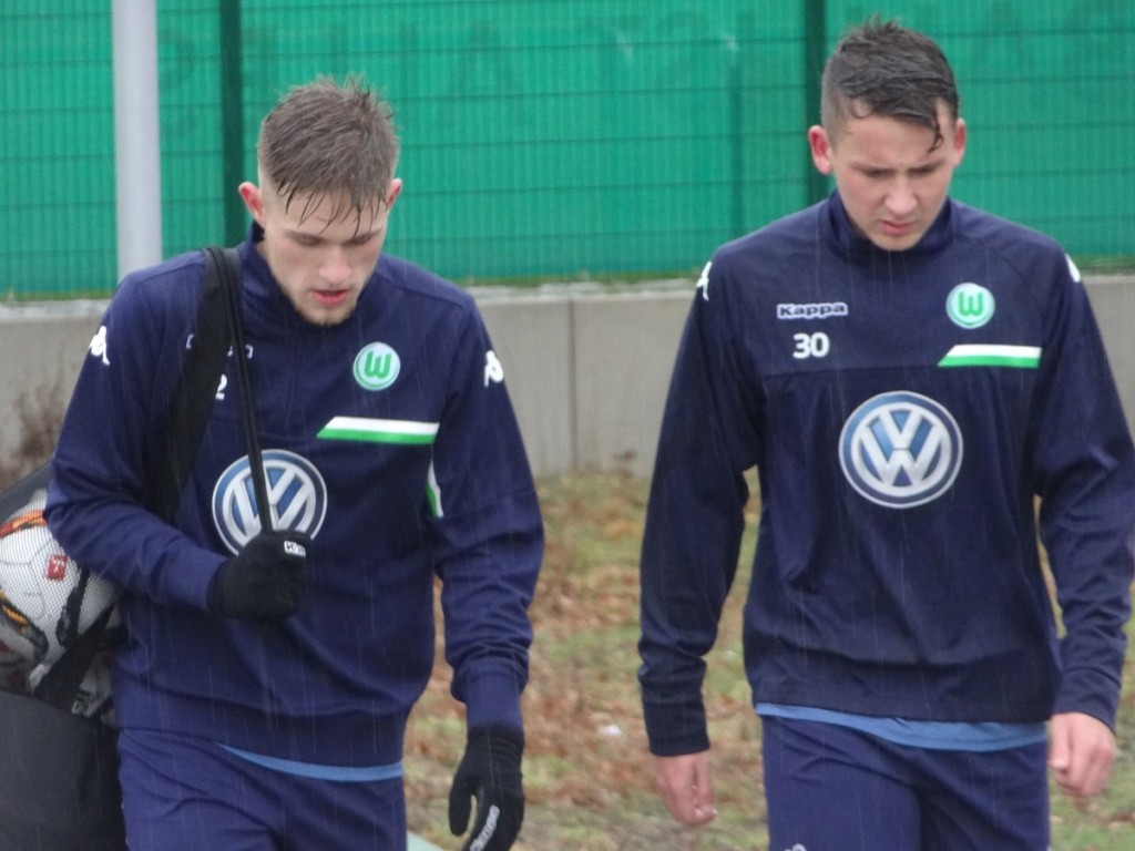 Leandro Putaro (links) ist auf Schalke mit dabei, Paul Seguin (rechts) blieb daheim in Wolfsburg.