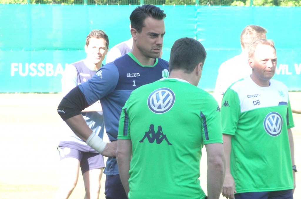 Hecking und Benaglio im Gespräch - erst nahe des Trainingsplatzrandes, später weiter hinten auf dem Platz (siehe Foto oben). 