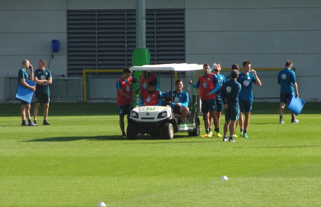 team-mannschaft-training-pause-bendtner-mobil