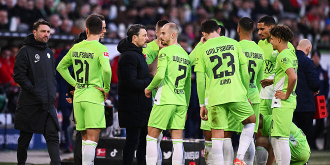 Die Mannschaft des VfL Wolfsburg. (Photo by Oliver Hardt/Getty Images)