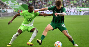 Ridle Baku vom VfL Wolfsburg (links) im Zweikampf mit Luca Netz von Borussia Mönchengladbach. (Photo by Stuart Franklin/Getty Images)