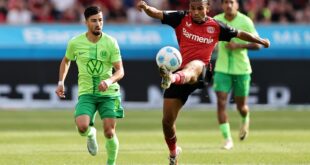 Mohammed Amoura vom VfL Wolfsburg im Zweikampf um den Ball mit Amine Adli von Bayer Leverkusen. (Photo by Christof Koepsel/Getty Images)