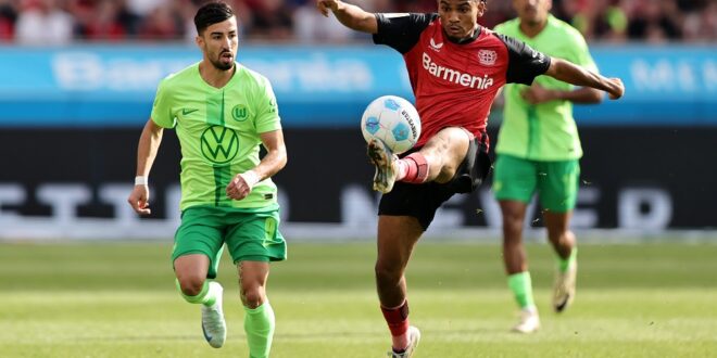 Mohammed Amoura vom VfL Wolfsburg im Zweikampf um den Ball mit Amine Adli von Bayer Leverkusen. (Photo by Christof Koepsel/Getty Images)