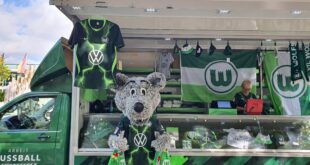 Der VfL Wolfsburg hat sein neues Trikot vorgestellt: hier auf einem Verkaufsstand vor dem Wolfsburger Rathaus. Foto: Normen Scholz/Wolfsblog